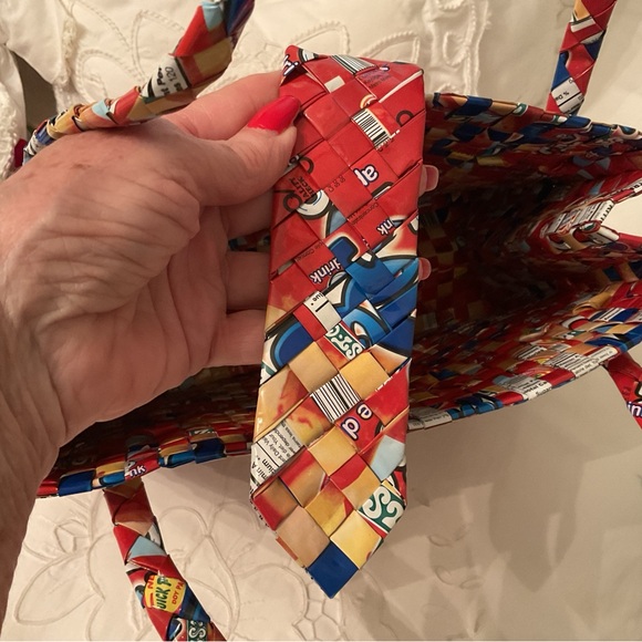 NEW/ REBAGZ HALF THE SKY DESIGNS HANDMADE IN PHILIPPINES RECYCLED JUICE BAG - Picture 6 of 16